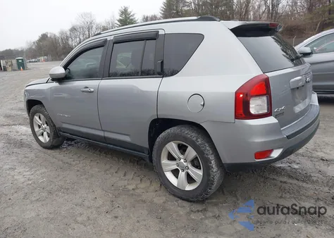 2017 Jeep Compass Latitude 4X4 z USA, uszkodzony, nr VIN 1C4NJDEB5HD163476